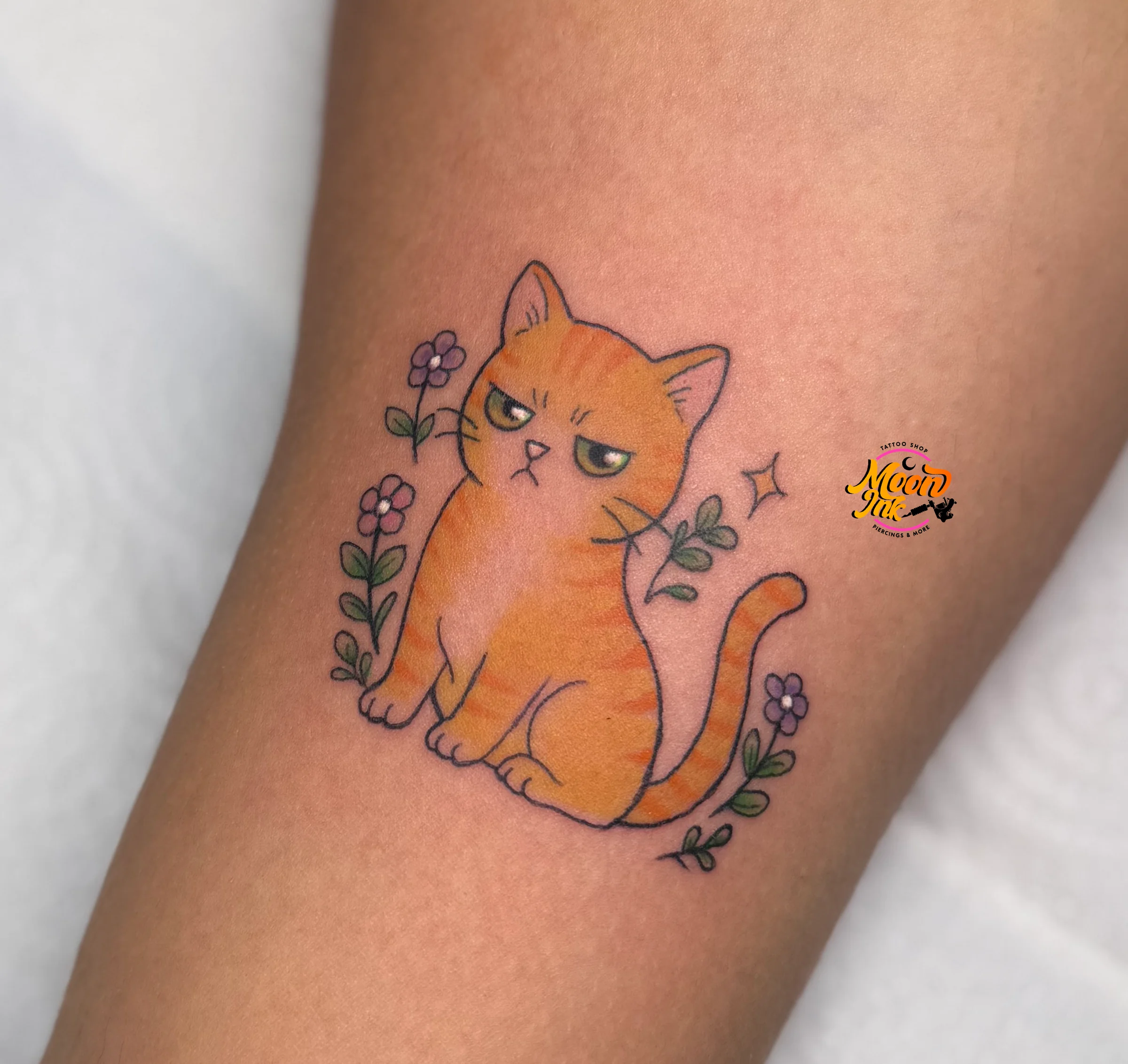 Tatouage chat anime en couleur